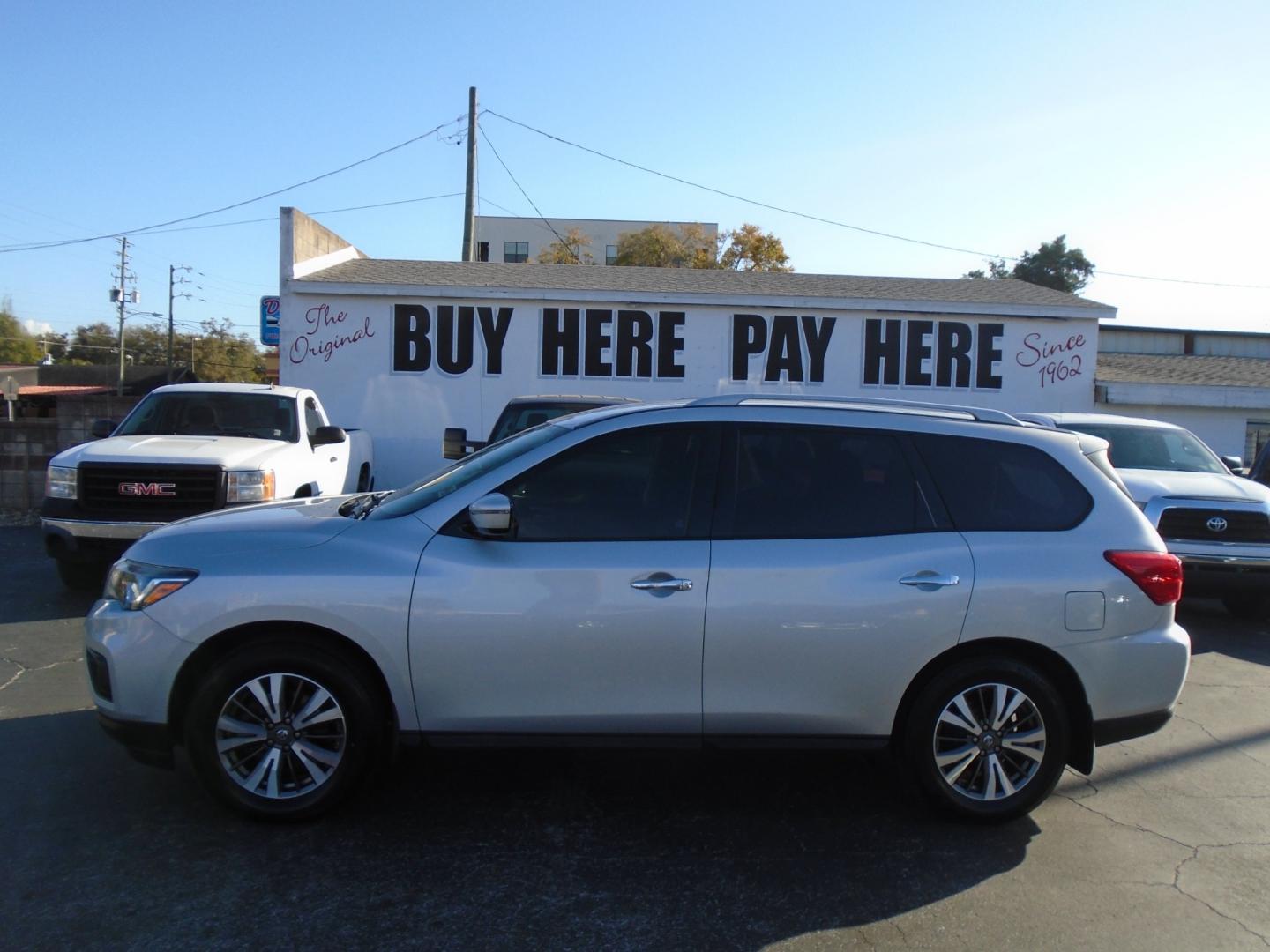 2017 Nissan Pathfinder (5N1DR2MN6HC) , located at 6112 N Florida Avenue, Tampa, FL, 33604, (888) 521-5131, 27.954929, -82.459534 - Photo#0